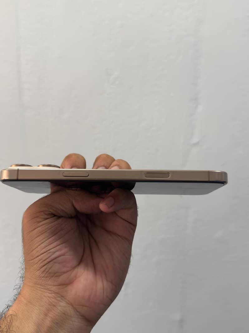 Apple iPhone 16 Pro Max 2