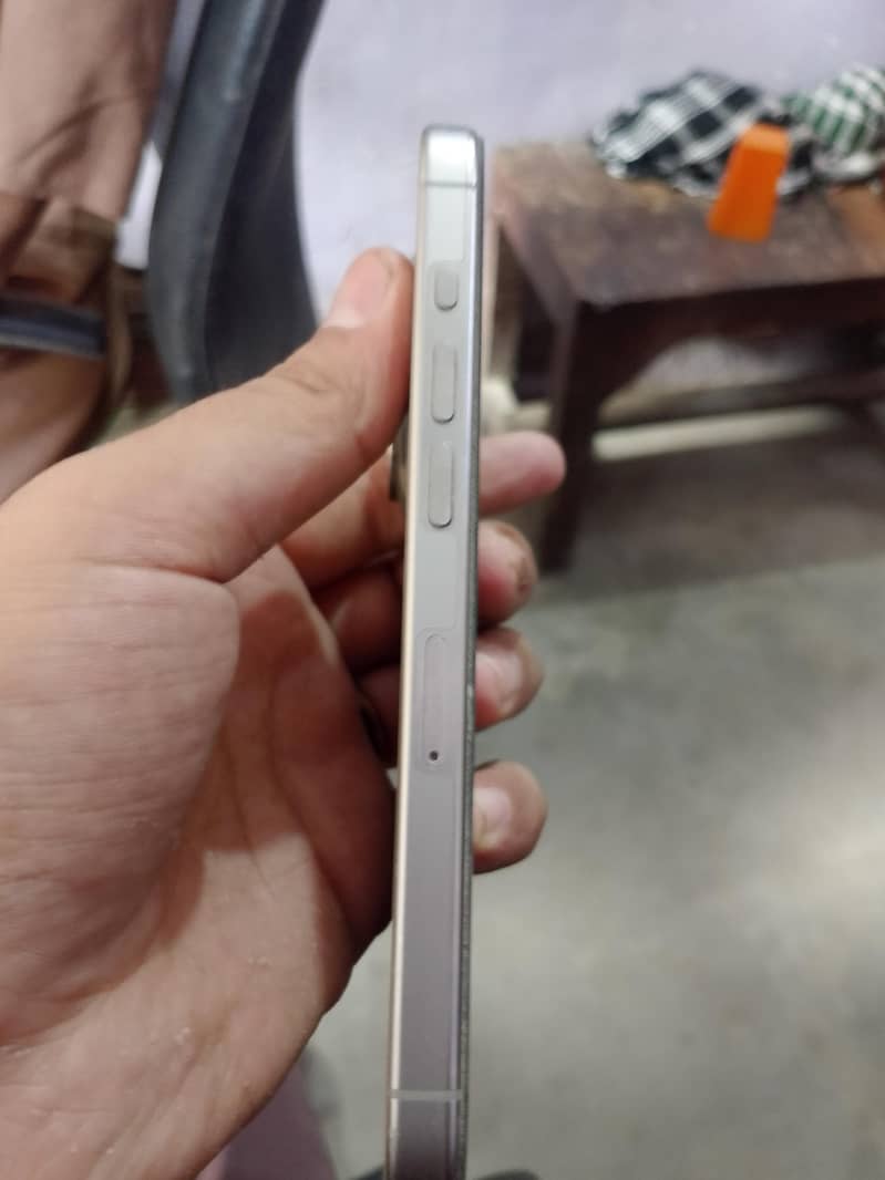 Apple iPhone 15 Pro 2