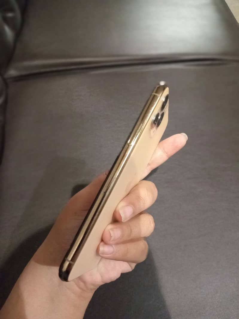 Apple iPhone 11 Pro 4