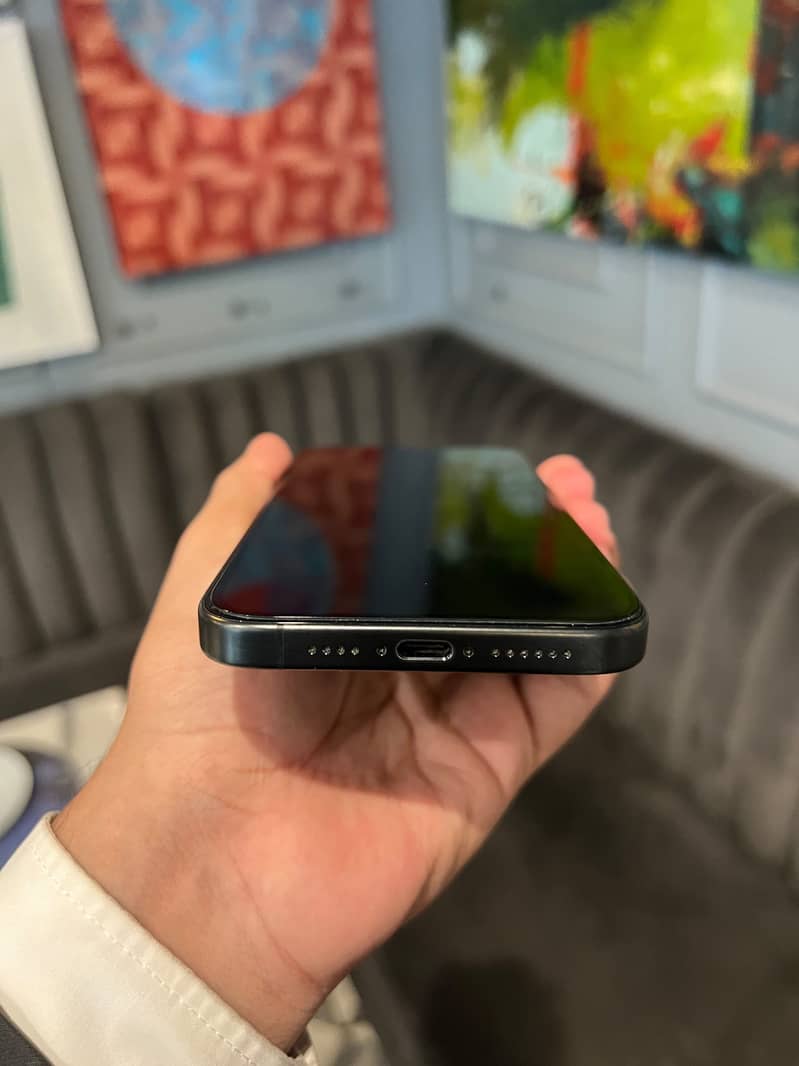Apple iPhone 15 Pro Max 4