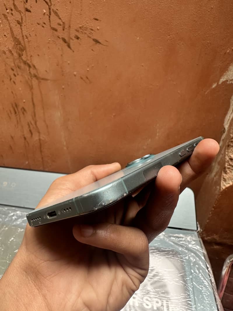 Apple iPhone 16 2