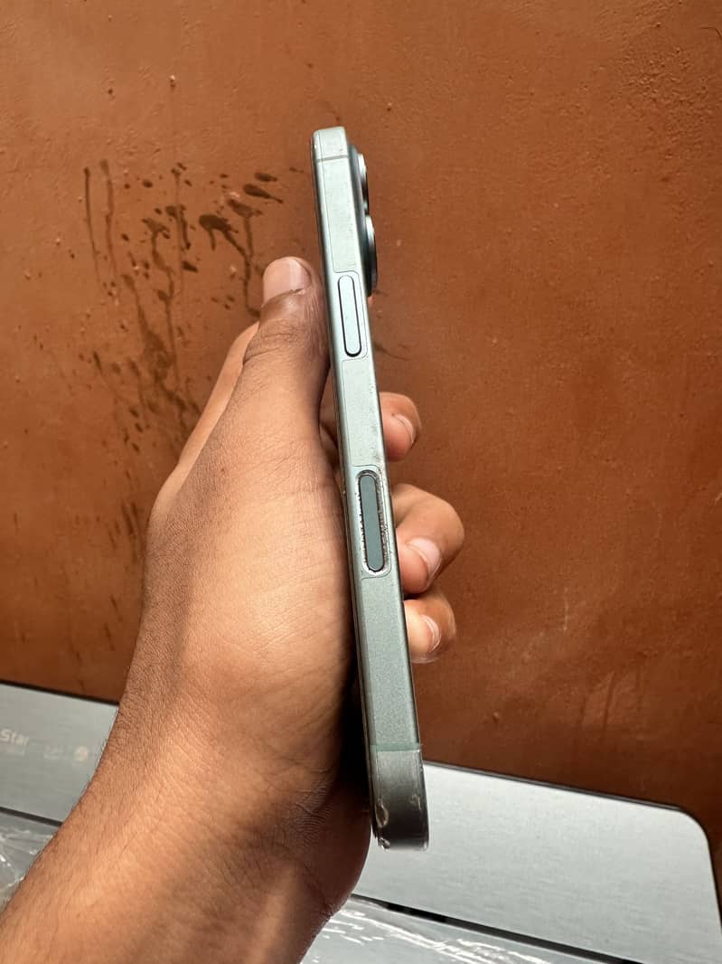 Apple iPhone 16 3