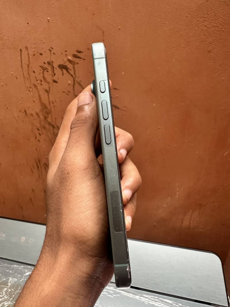 Apple iPhone 16 4