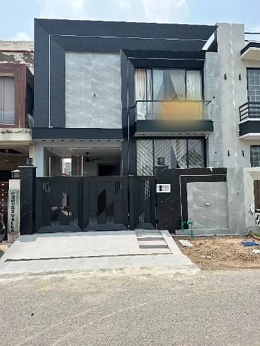 5 MARLA ULTRA MODERN FACING PARK HOUSE FOR SALE