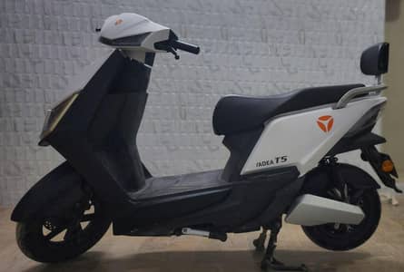 60V Electric scooter. white-backrest