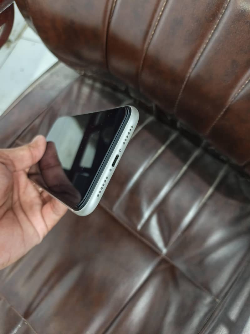 Apple iPhone 11 3