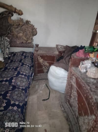pora furniture hai everything thing shisham Ka furniture hai