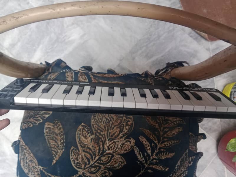 32 key Midi Controller my only Whatsapp 03445446547 0