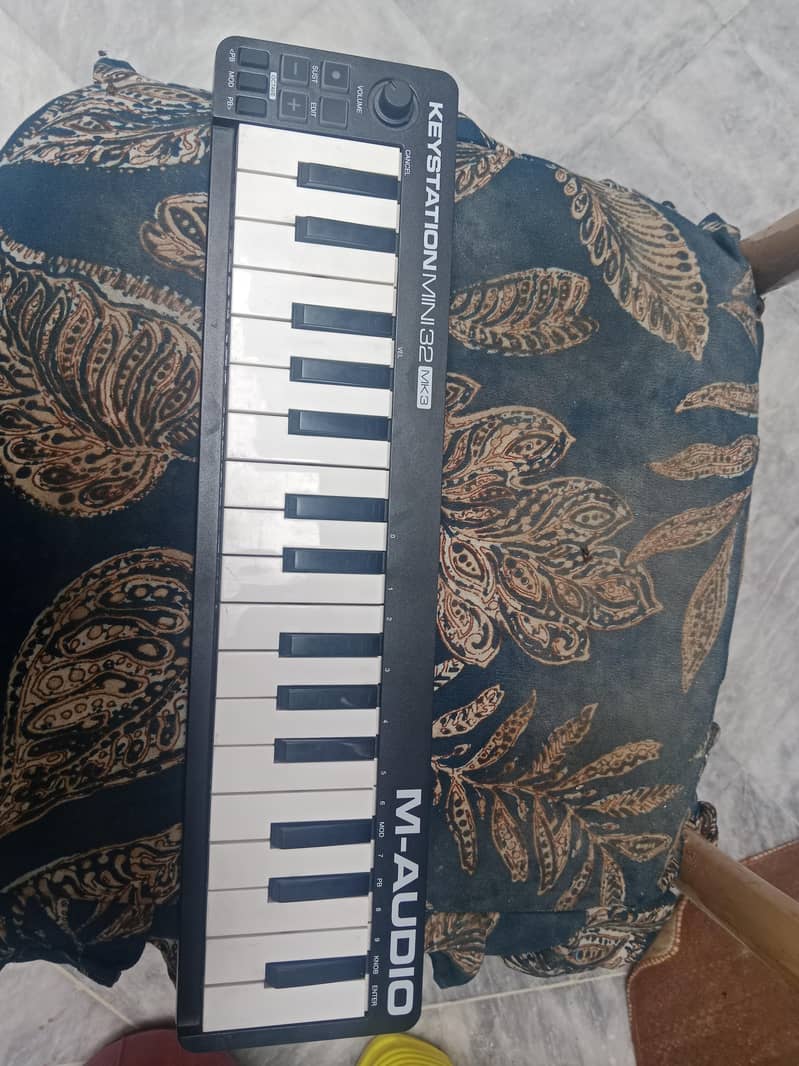 32 key Midi Controller my only Whatsapp 03445446547 2