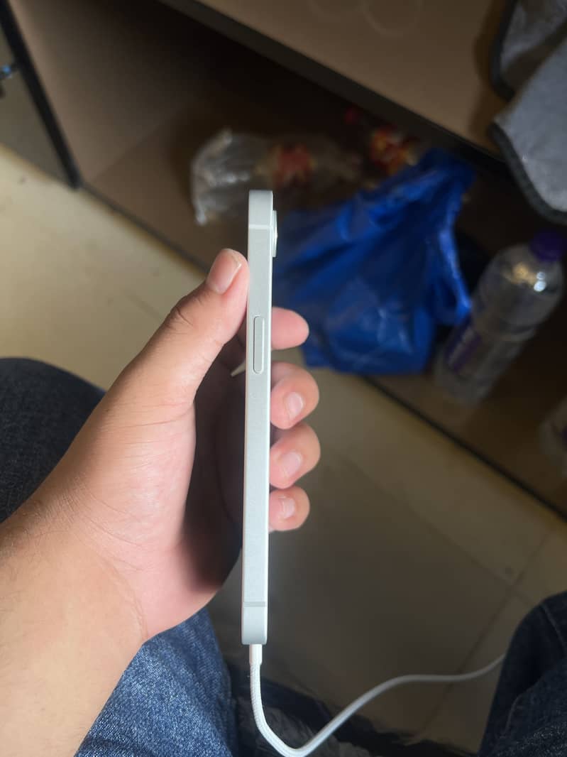 Apple iPhone 16e 1