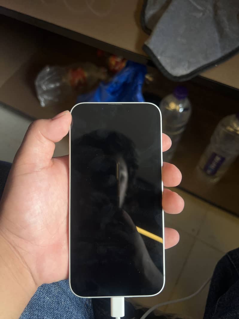 Apple iPhone 16e 2