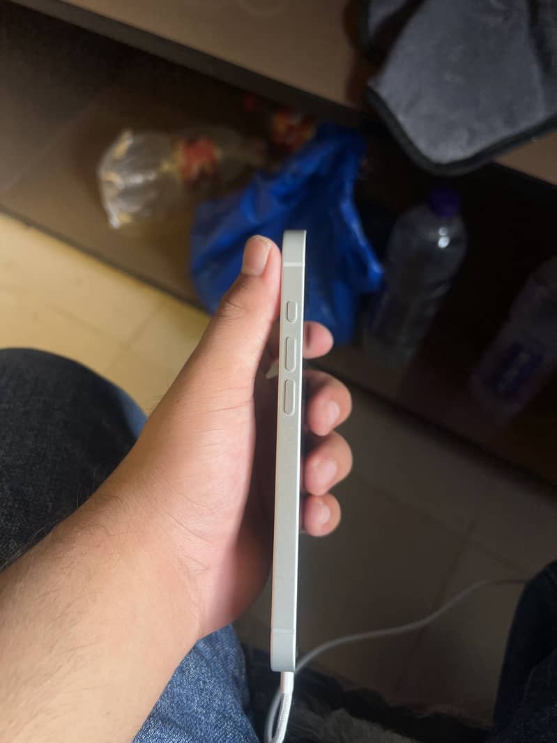 Apple iPhone 16e 3