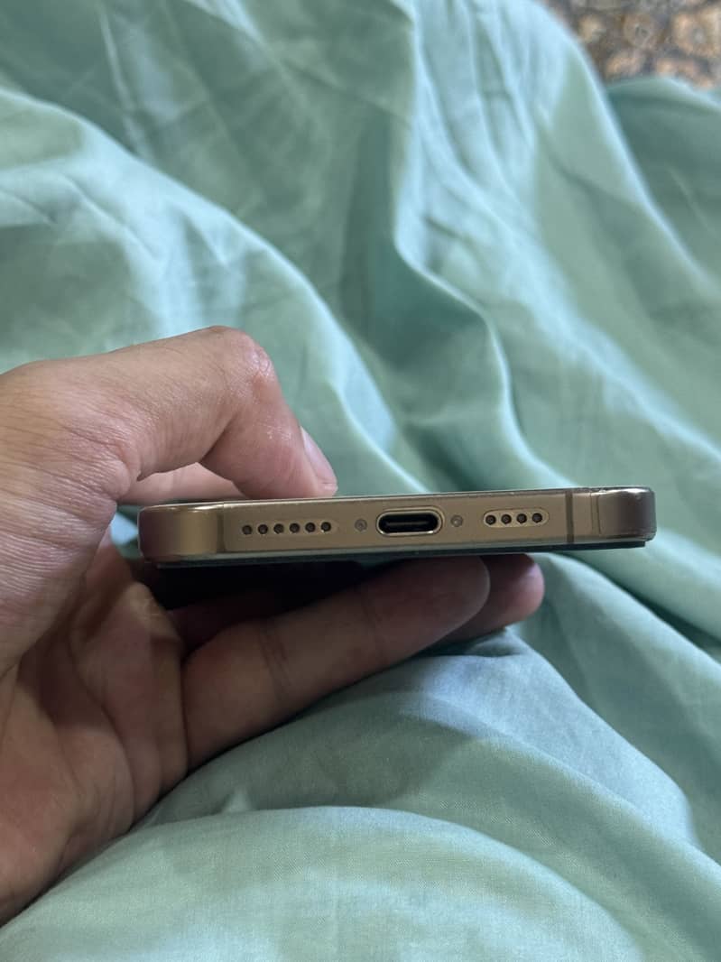 Apple iPhone 16 Pro Max 3