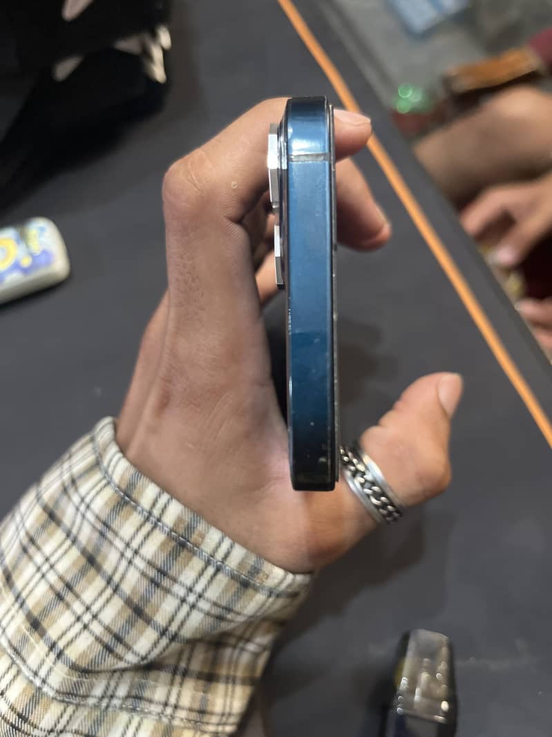 Apple iPhone 13 2