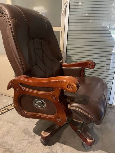 Executive classic chair