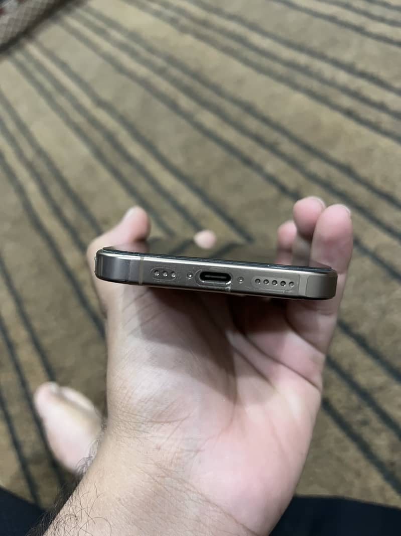 Apple iPhone 16 Pro 1