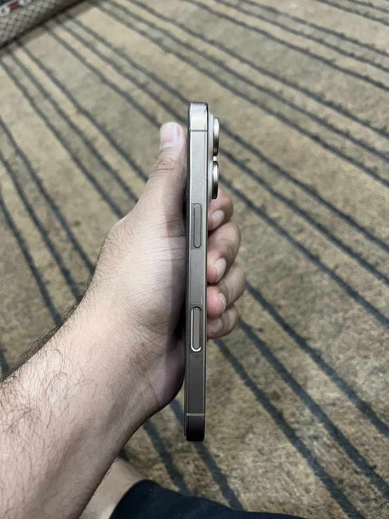 Apple iPhone 16 Pro 4