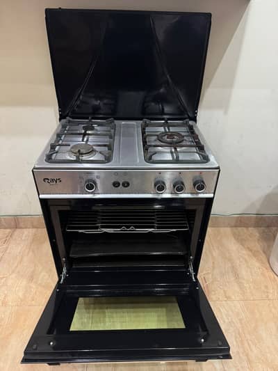 Slightly used 3 burner stove with cooking range. Condition is 10/10