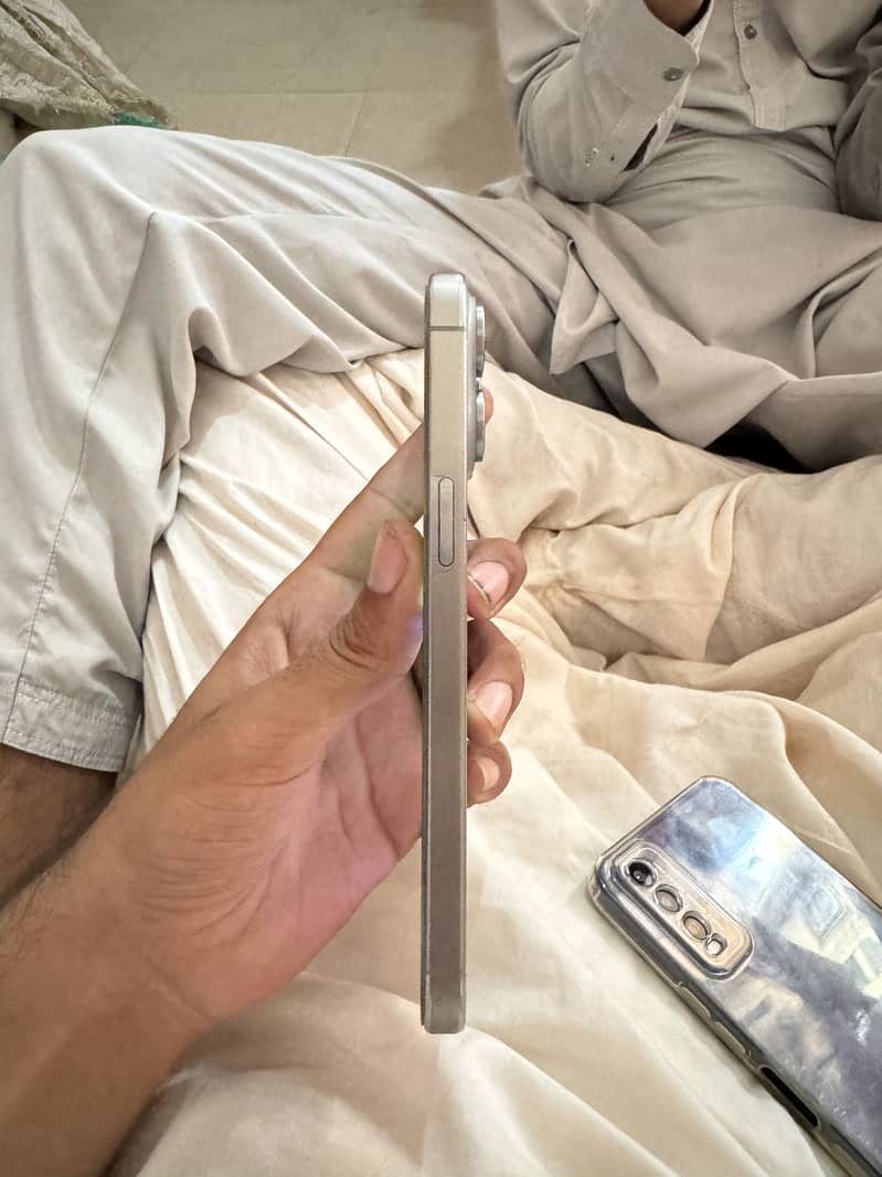 Apple iPhone 15 Pro Max 4