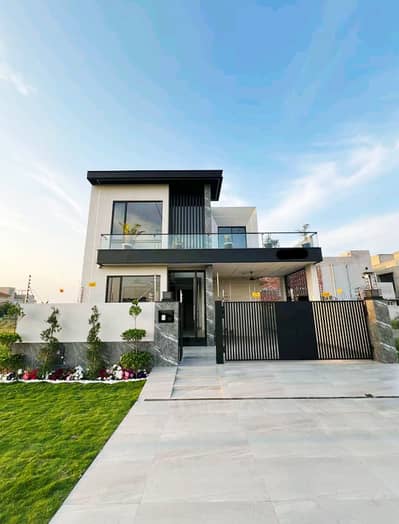 10 MARLA BRAND NEW HOUSE FACING PARK ON IDEAL LOCATION AVAILABLE FOR SALE IN BAHRIA TOWN