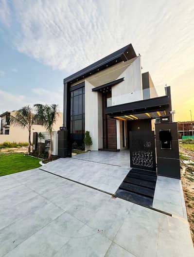 10 MARLA HOUSE ON GOOD LOCATION NEAREST TO COMMERCIAL AREA AVAILABLE FOR SALE IN BAHRIA TOWN