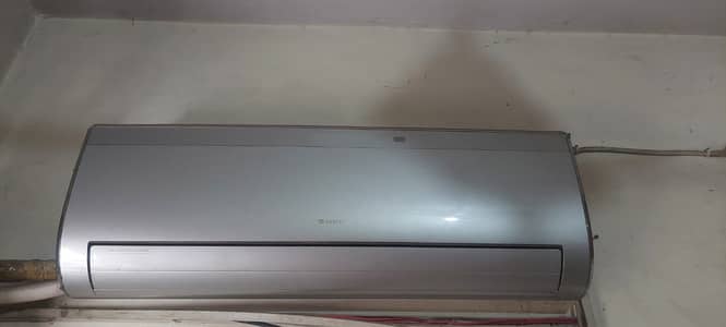Gree New Model Non-inverter 1Ton split AC Brand New Condition