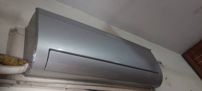 Gree New Model Non-inverter 1Ton AC Brand New Condition Grey color