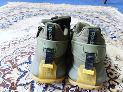 reebook shoes hai bilkul new hai sirf 1 ya 2 dafa use kia hai