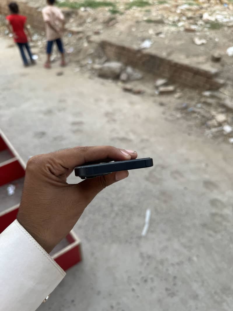 Apple iPhone 13 2