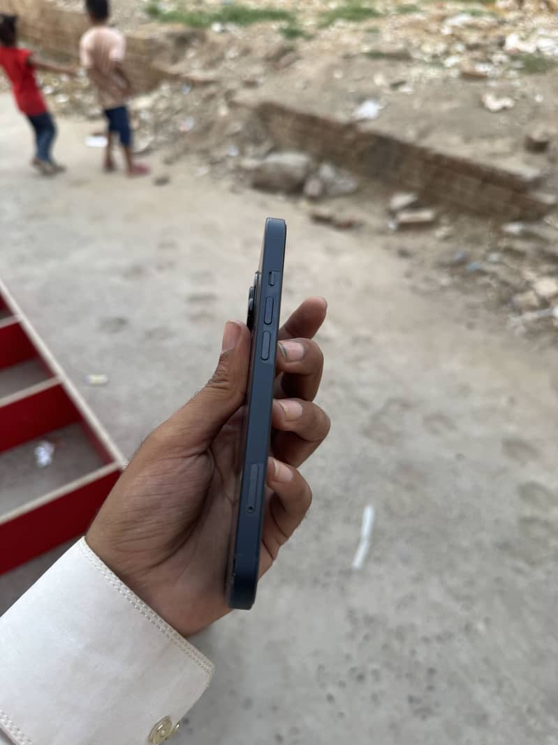 Apple iPhone 13 4