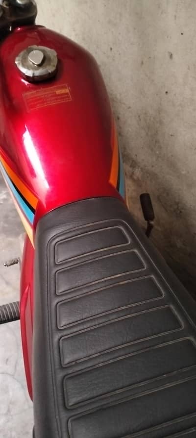 old is gold Honda 125 model 2000 