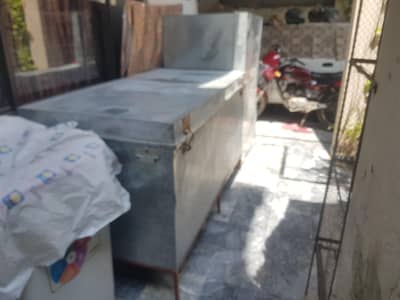 iron trunk. . Peti. . for sale