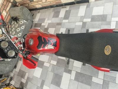 Yamaha ybr G 2019 model in 10/10 condition, with extra material.