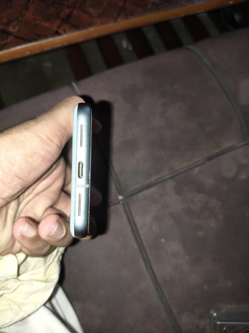 Google Pixel 8 4
