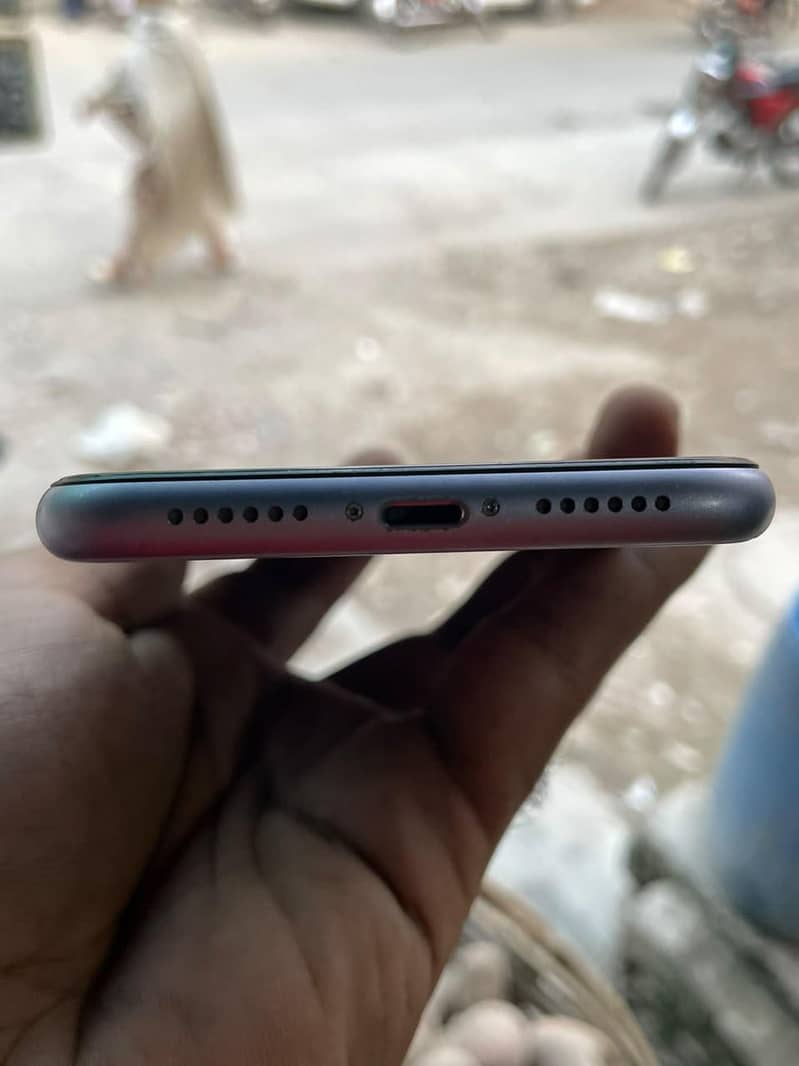 Apple iPhone 11 4