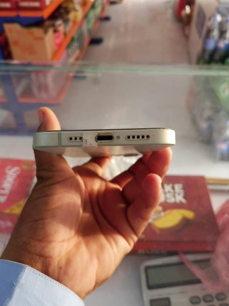 Apple iPhone 12 4