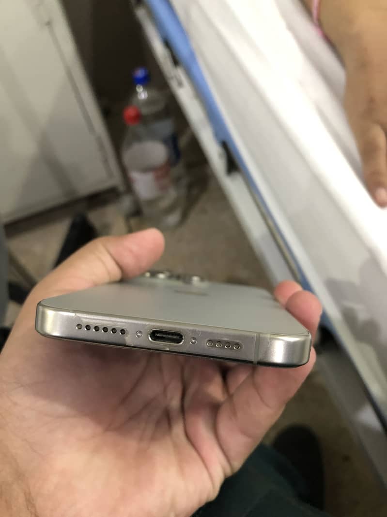 Apple iPhone 15 Pro Max 0
