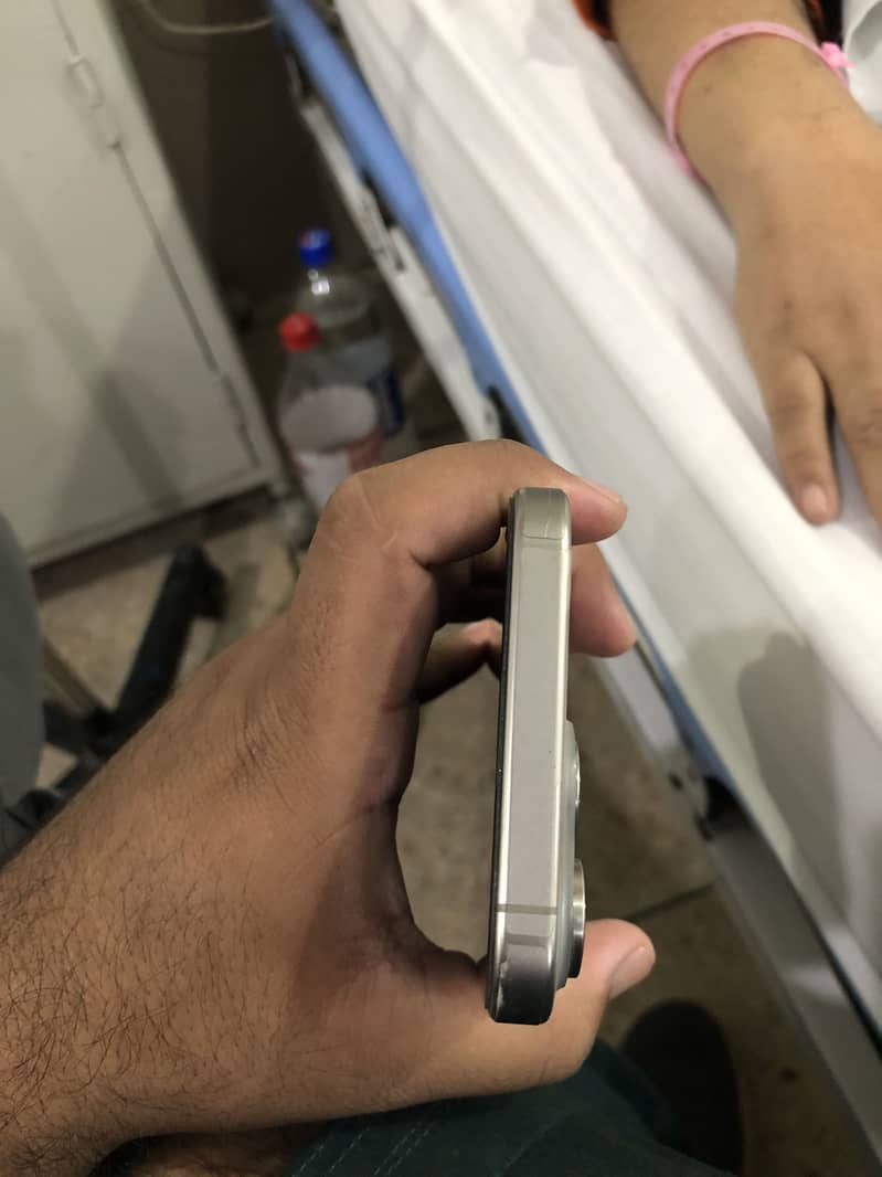 Apple iPhone 15 Pro Max 2