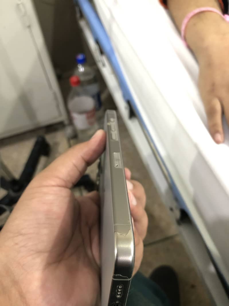 Apple iPhone 15 Pro Max 4