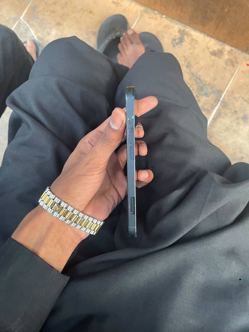 Apple iPhone 13 5