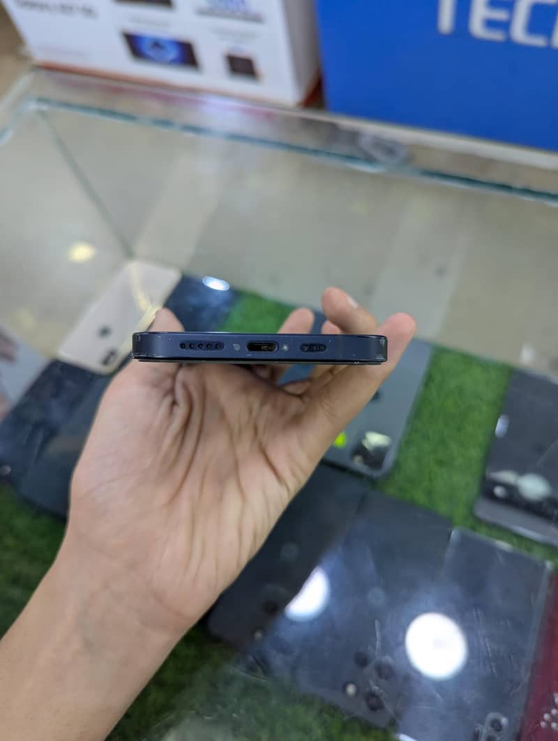 Apple iPhone 12 4
