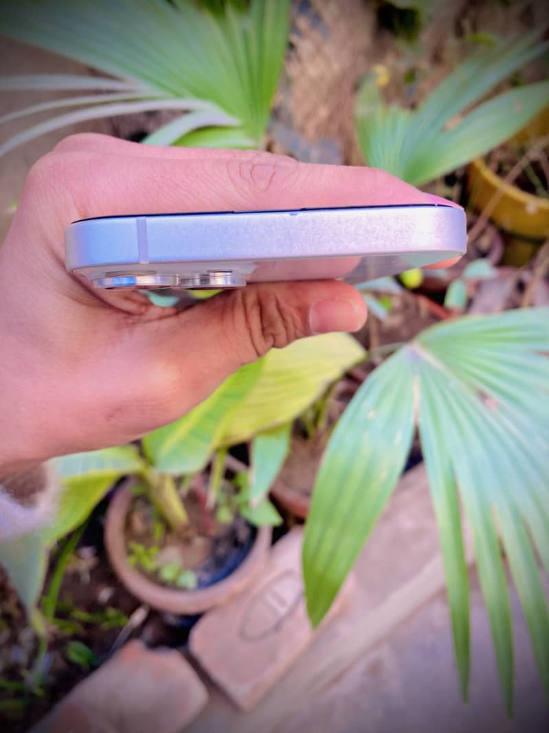 Apple iPhone 13 5