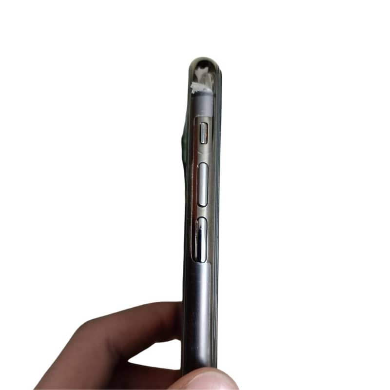 iPhone 11 Pro Max 4