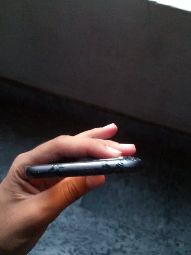 Apple iPhone 11 4