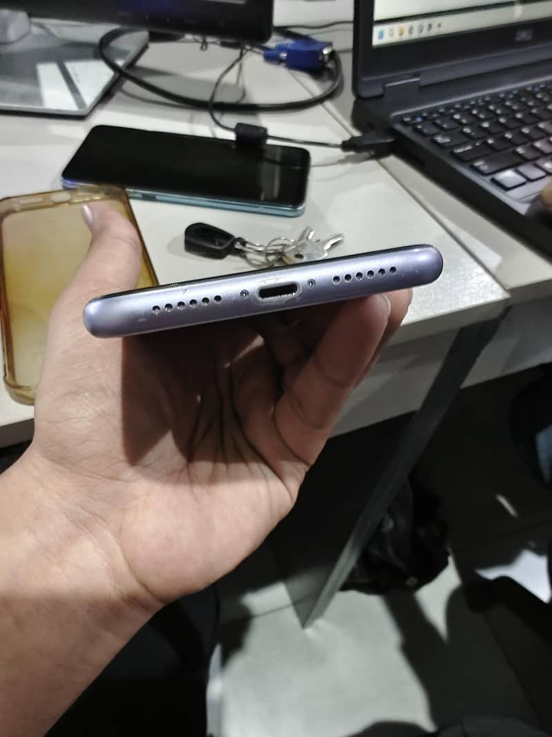 Apple iPhone 11 4
