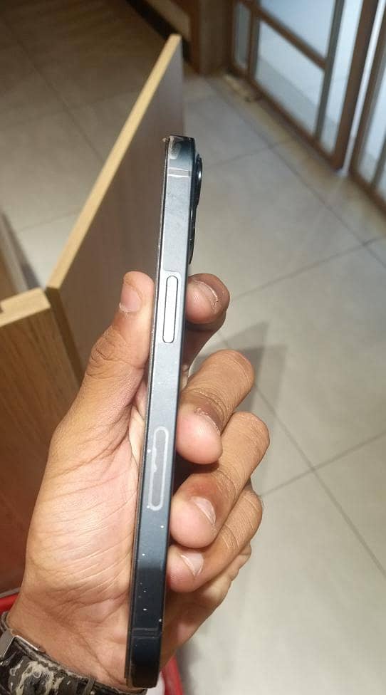 Apple iPhone 13 2