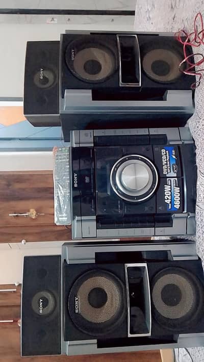 Sony MHC-RV555DA mini Hi-Fi system. Like New Condition