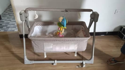 Foldable electric baby cradle / auto-swing bassinet
