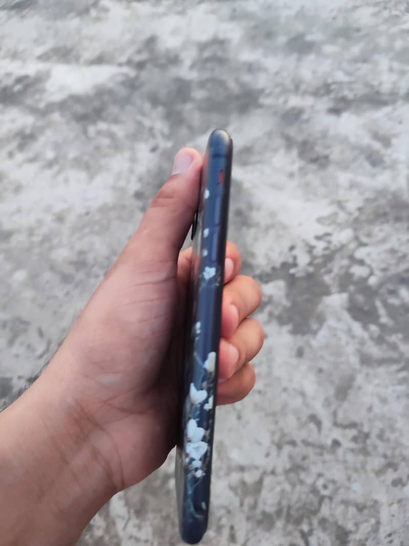 iPhone 11 3