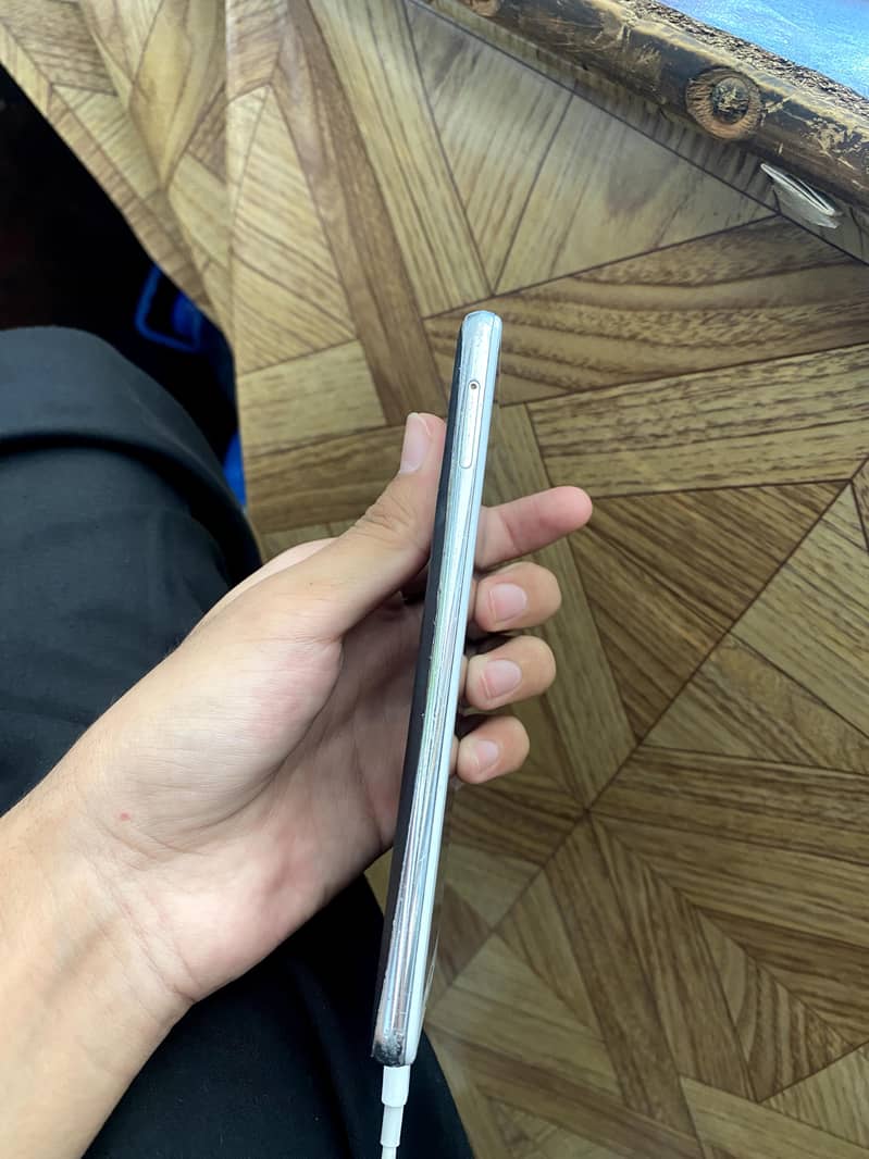 Sharp Aquos R2 3